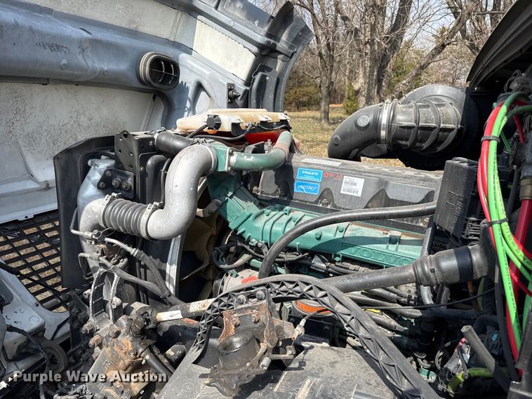 image for item ES5923 2011 Volvo VN semi truck