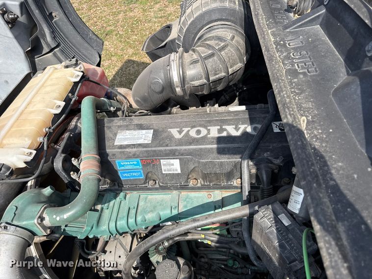 image for item ES5923 2011 Volvo VN semi truck