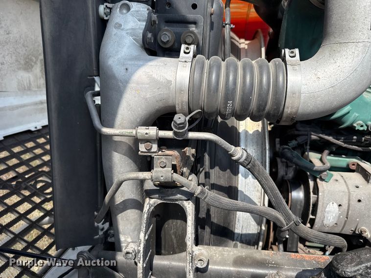 image for item ES5923 2011 Volvo VN semi truck