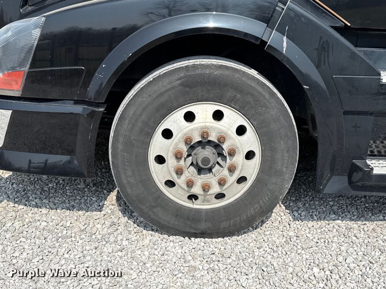 image for item ES5923 2011 Volvo VN semi truck