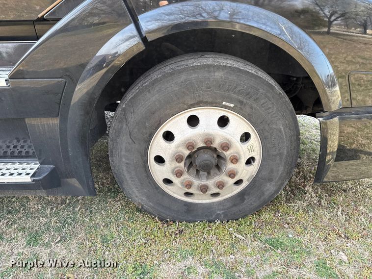 image for item ES5923 2011 Volvo VN semi truck