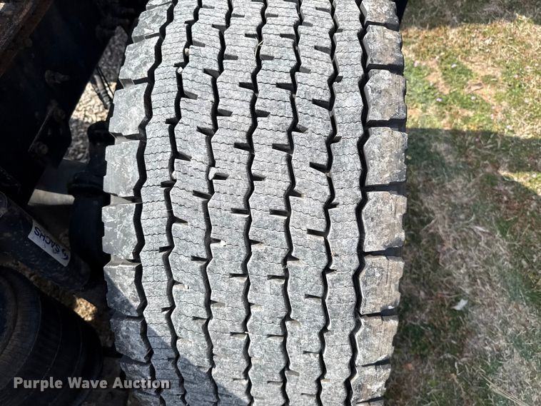 image for item ES5923 2011 Volvo VN semi truck