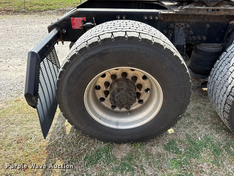 image for item ES5923 2011 Volvo VN semi truck