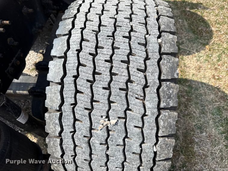 image for item ES5923 2011 Volvo VN semi truck