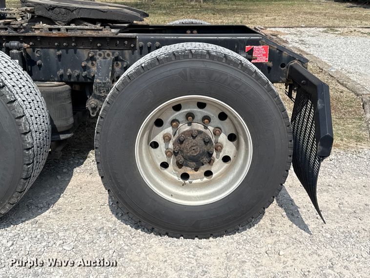 image for item ES5923 2011 Volvo VN semi truck