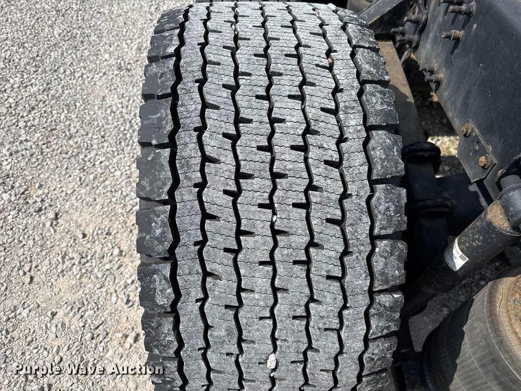 image for item ES5923 2011 Volvo VN semi truck