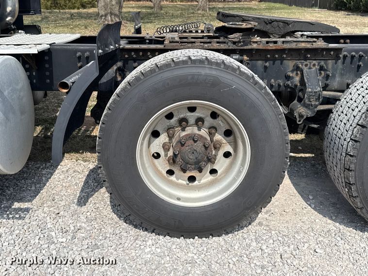 image for item ES5923 2011 Volvo VN semi truck