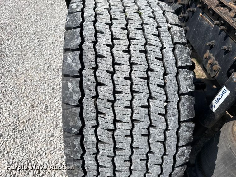 image for item ES5923 2011 Volvo VN semi truck