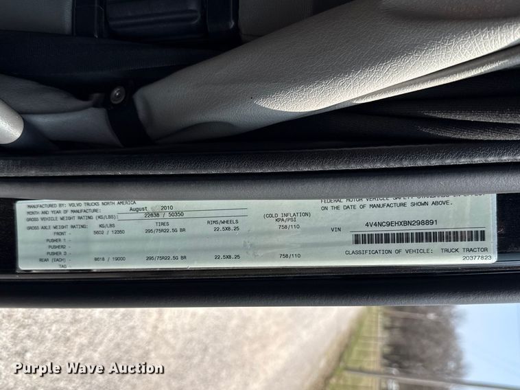 image for item ES5923 2011 Volvo VN semi truck