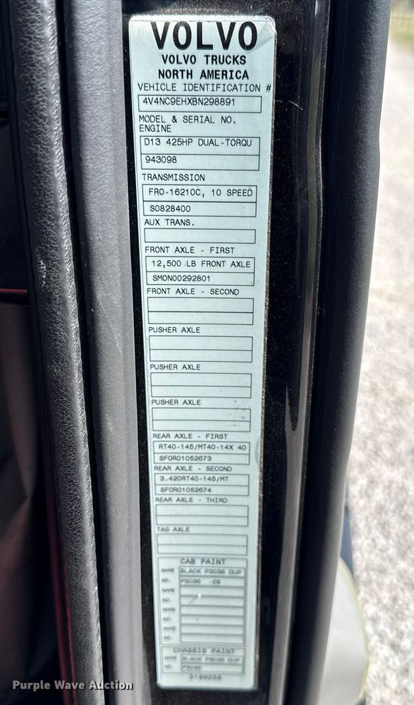 image for item ES5923 2011 Volvo VN semi truck