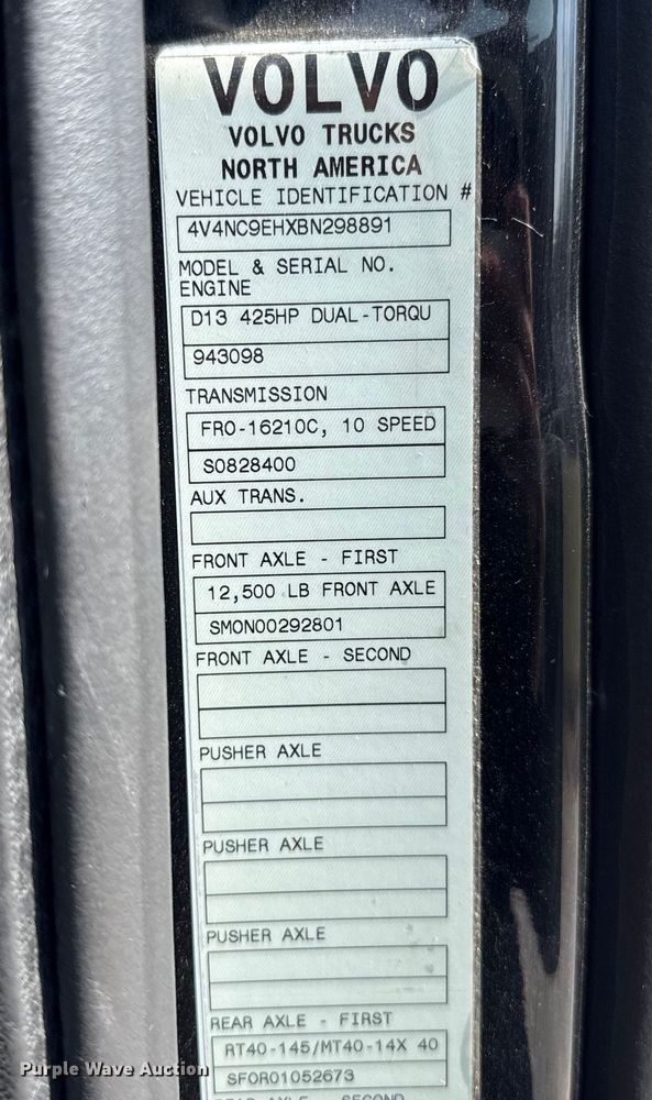 image for item ES5923 2011 Volvo VN semi truck