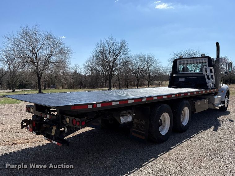 image for item ES5973 2011 Peterbilt 348 rollback truck