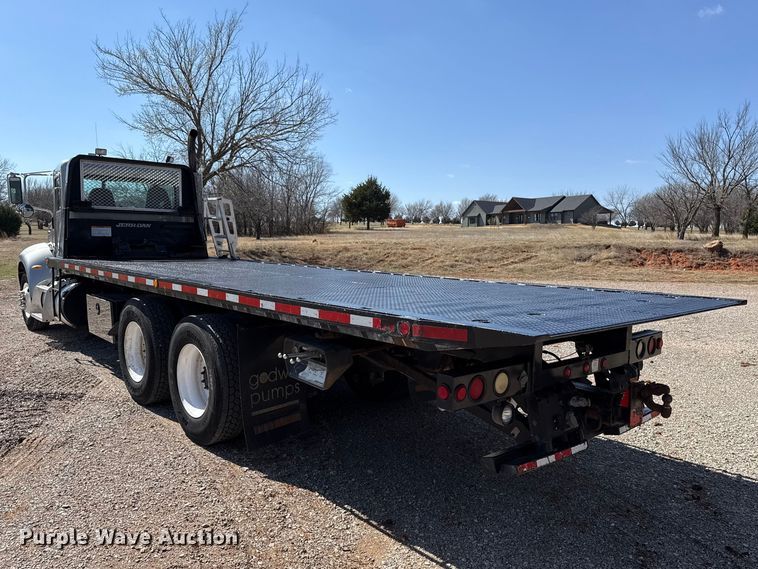 image for item ES5973 2011 Peterbilt 348 rollback truck