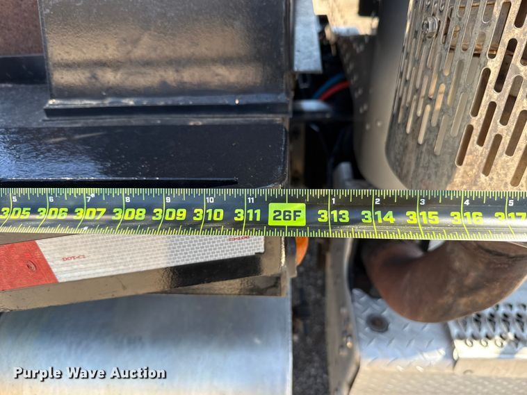 image for item ES5973 2011 Peterbilt 348 rollback truck