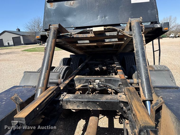 image for item ES5973 2011 Peterbilt 348 rollback truck