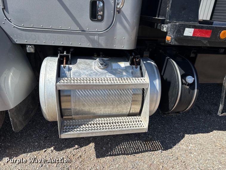 image for item ES5973 2011 Peterbilt 348 rollback truck