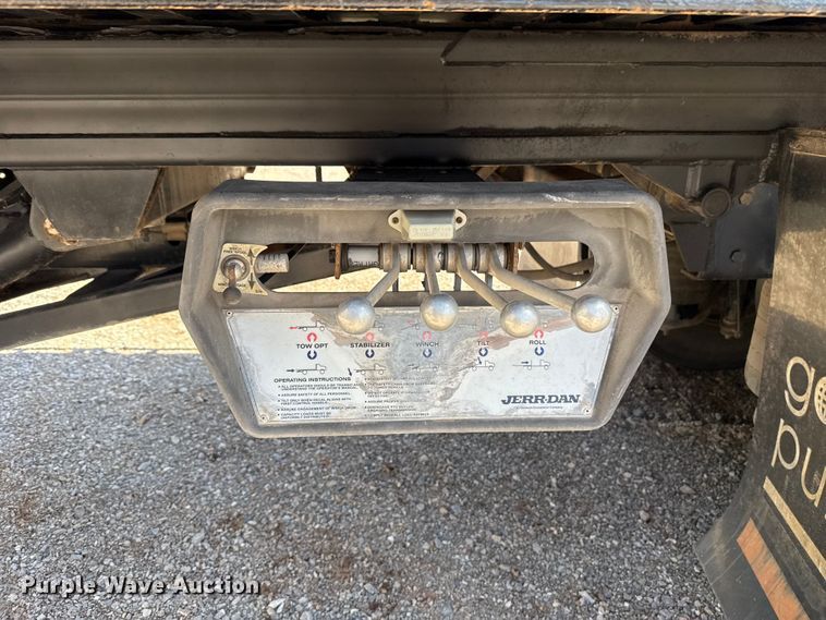 image for item ES5973 2011 Peterbilt 348 rollback truck