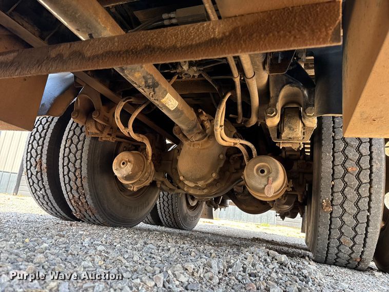 image for item ES5973 2011 Peterbilt 348 rollback truck