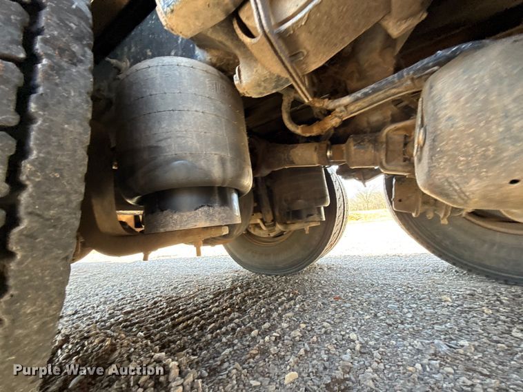 image for item ES5973 2011 Peterbilt 348 rollback truck