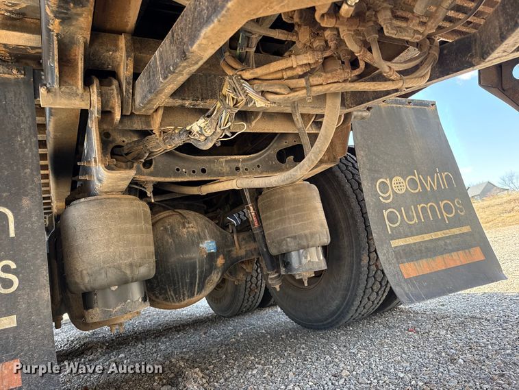 image for item ES5973 2011 Peterbilt 348 rollback truck