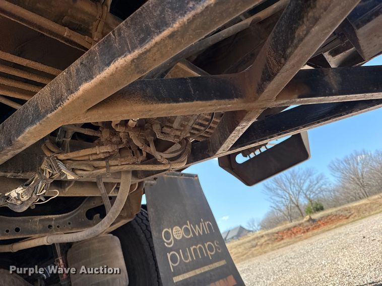 image for item ES5973 2011 Peterbilt 348 rollback truck