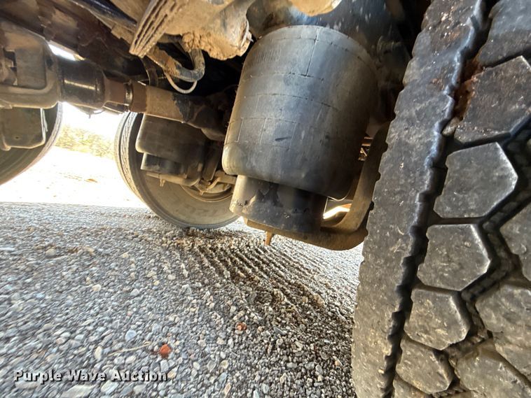 image for item ES5973 2011 Peterbilt 348 rollback truck