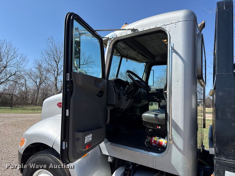 image for item ES5973 2011 Peterbilt 348 rollback truck