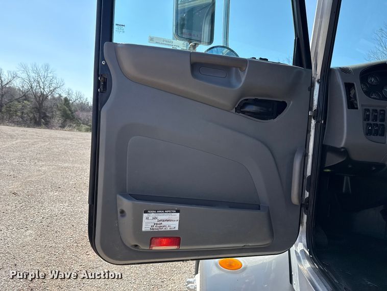 image for item ES5973 2011 Peterbilt 348 rollback truck