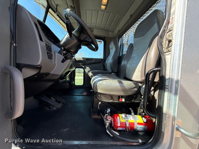 image for item ES5973 2011 Peterbilt 348 rollback truck