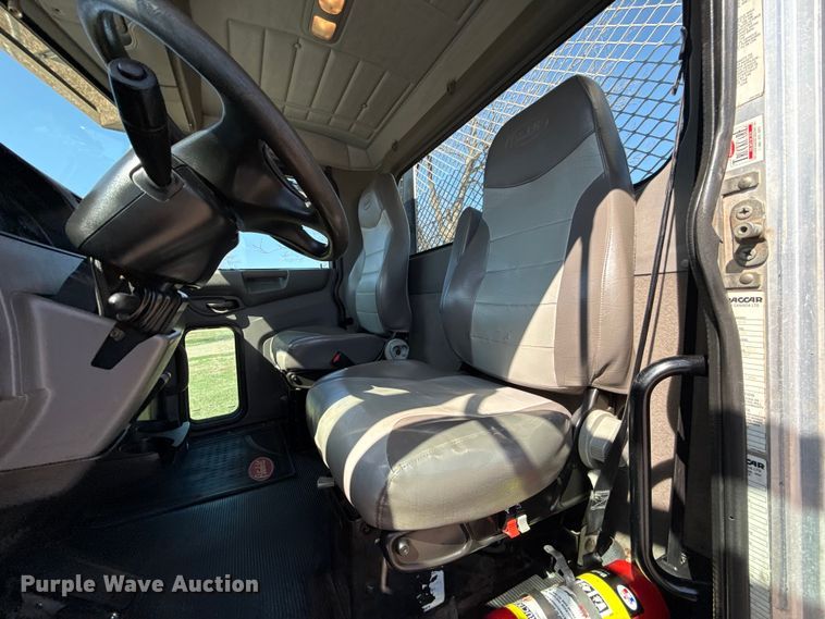 image for item ES5973 2011 Peterbilt 348 rollback truck