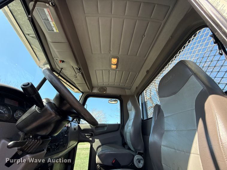 image for item ES5973 2011 Peterbilt 348 rollback truck