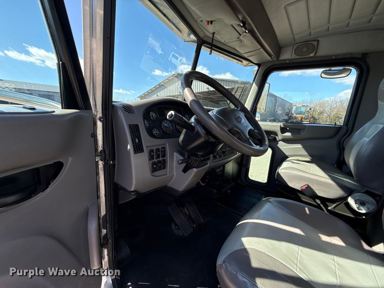 image for item ES5973 2011 Peterbilt 348 rollback truck