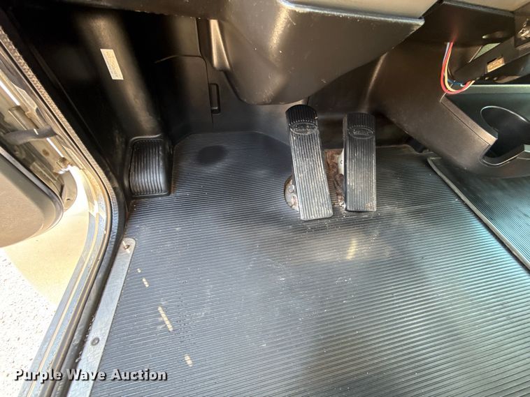 image for item ES5973 2011 Peterbilt 348 rollback truck