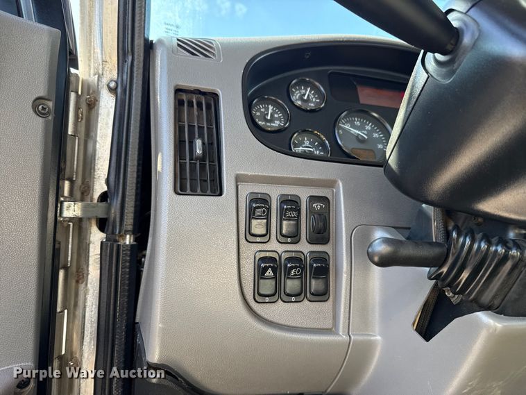 image for item ES5973 2011 Peterbilt 348 rollback truck