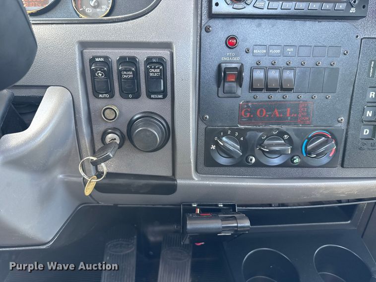 image for item ES5973 2011 Peterbilt 348 rollback truck