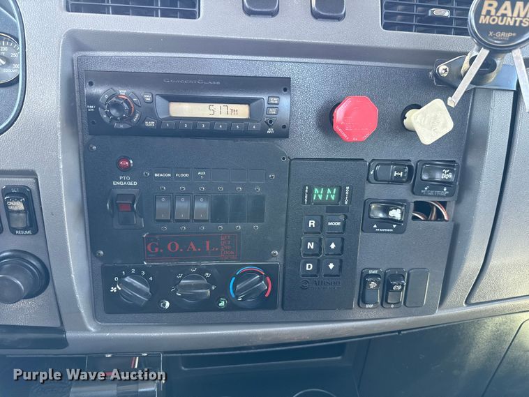 image for item ES5973 2011 Peterbilt 348 rollback truck