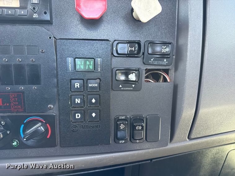 image for item ES5973 2011 Peterbilt 348 rollback truck