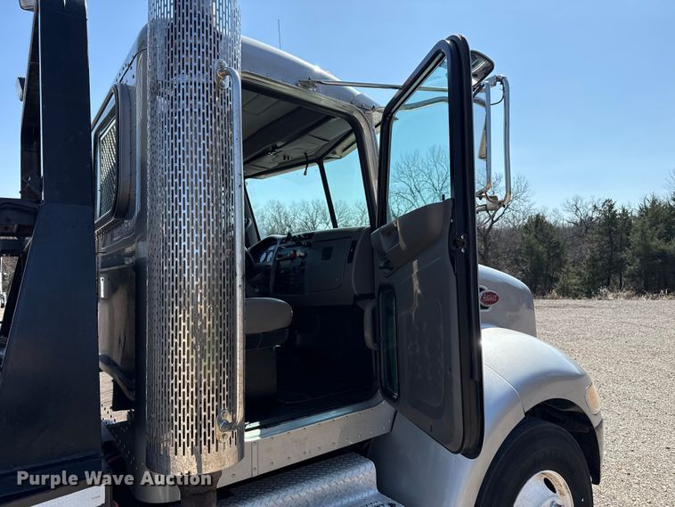 image for item ES5973 2011 Peterbilt 348 rollback truck