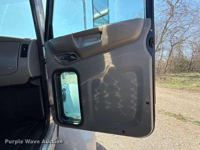 image for item ES5973 2011 Peterbilt 348 rollback truck