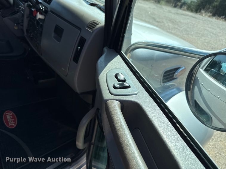 image for item ES5973 2011 Peterbilt 348 rollback truck