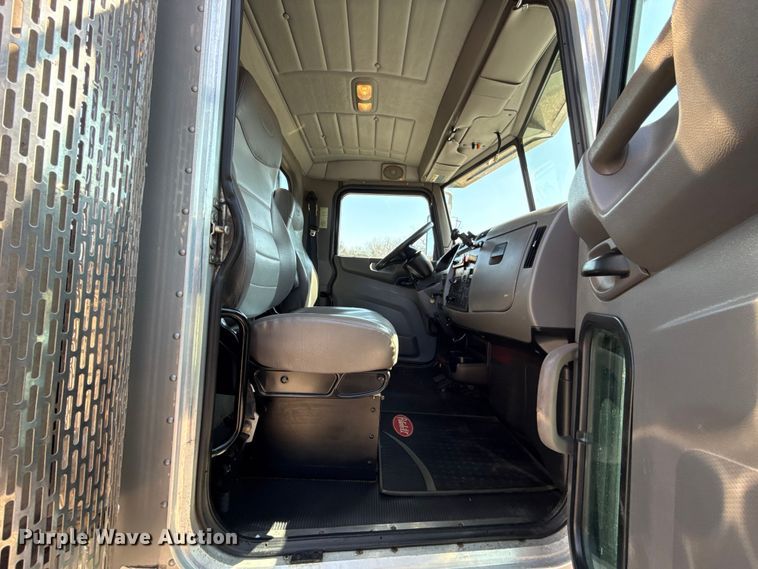 image for item ES5973 2011 Peterbilt 348 rollback truck