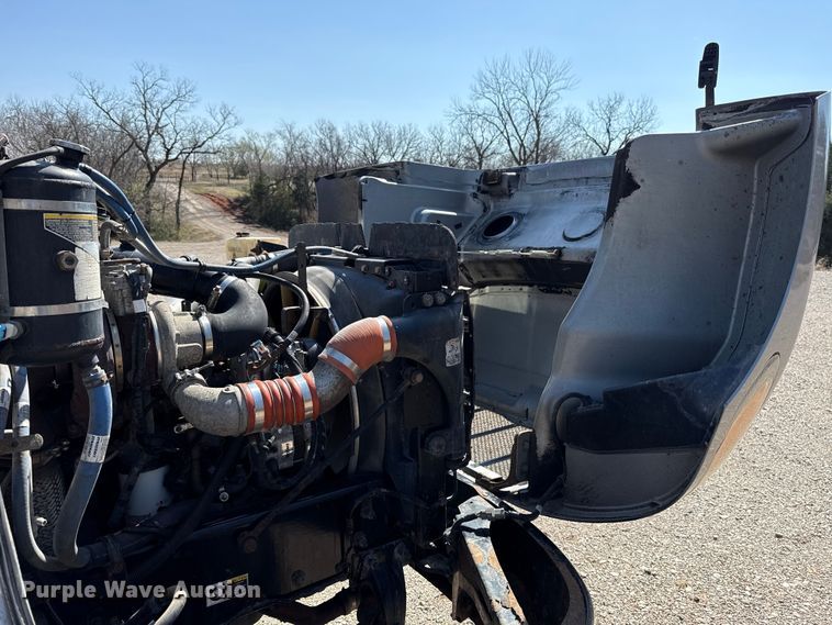 image for item ES5973 2011 Peterbilt 348 rollback truck