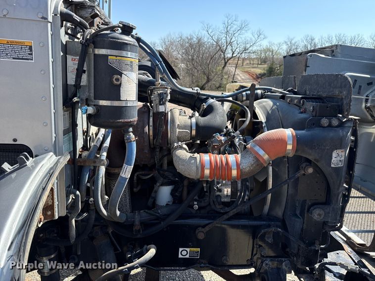 image for item ES5973 2011 Peterbilt 348 rollback truck