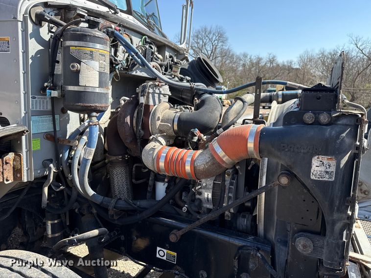 image for item ES5973 2011 Peterbilt 348 rollback truck