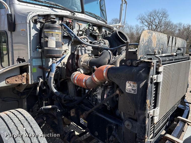 image for item ES5973 2011 Peterbilt 348 rollback truck