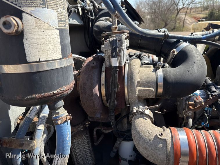 image for item ES5973 2011 Peterbilt 348 rollback truck