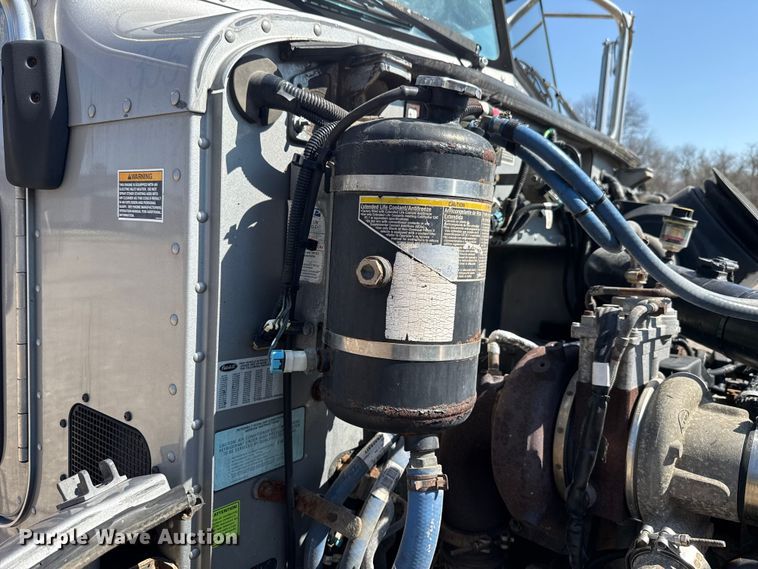 image for item ES5973 2011 Peterbilt 348 rollback truck