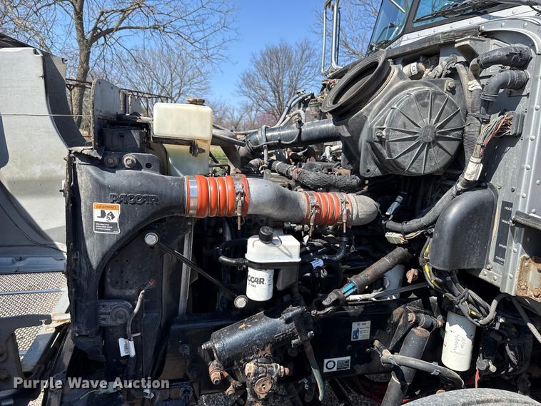 image for item ES5973 2011 Peterbilt 348 rollback truck