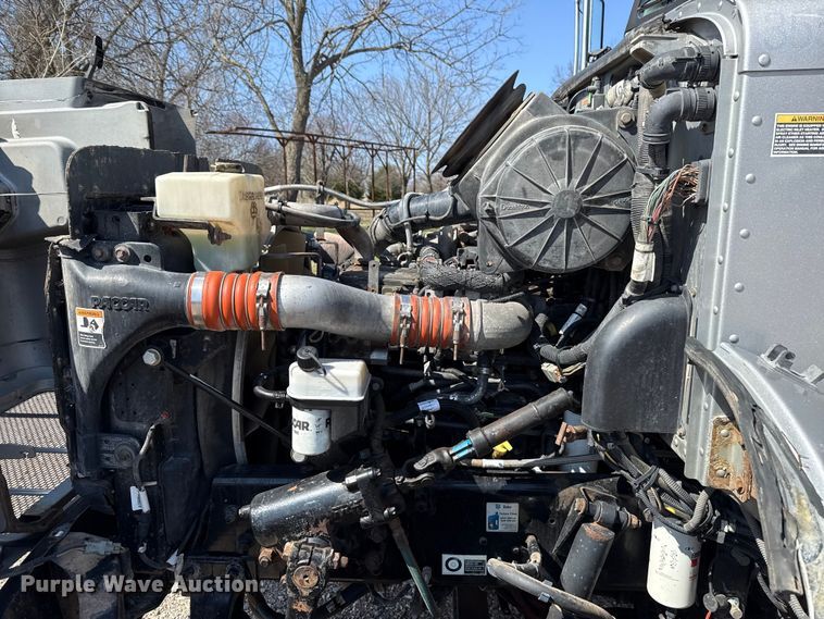 image for item ES5973 2011 Peterbilt 348 rollback truck