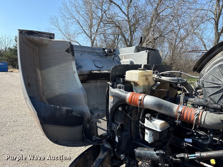 image for item ES5973 2011 Peterbilt 348 rollback truck